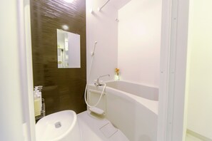 Separate bathtub and shower, free toiletries, hair dryer, slippers - Nestay inn Tokyo Kagurazaka 01 (Tokyo)
