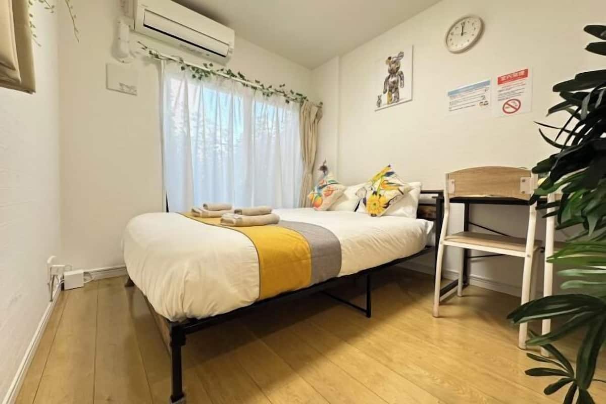 2 bedrooms, iron/ironing board, WiFi (free)