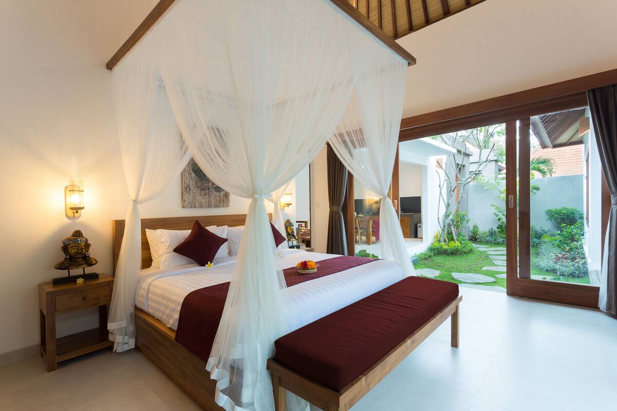Vila, 2 quartos, piscina particular | Frigobar, cofres nos quartos, ferros/tábuas de passar roupa