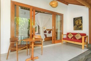 Minibar, safe på rommet, strykejern/-brett og wi-fi (inkludert)