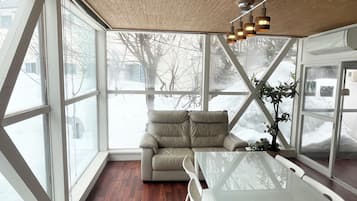Familjehus (Private Vacation Home, Hokkaido Style) | Vardagsrum | 42-tums platt-tv med kabelkanaler och tv