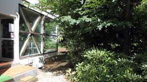 Un bâtiment moderne doté de grandes fenêtres et d’une terrasse en bois.