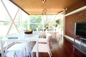 Rumah Keluarga (Private Vacation Home, Hokkaido Style) | Ruang keluarga | Televisi layar datar 42-inci dengan saluran TV kabel dan TV