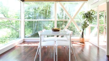 Familiehus (Private Vacation Home, Hokkaido Style) | Spisning på værelset