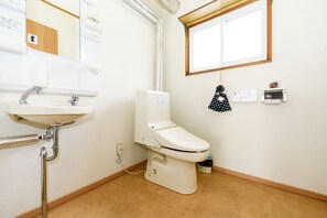 Rumah Keluarga (Private Vacation Home, Hokkaido Style) | Kamar mandi | Bathtub dan shower terpisah dan perlengkapan mandi gratis
