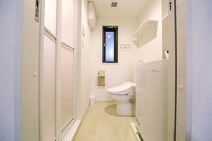 Badewanne und Dusche (separat), kostenlose Toilettenartikel
