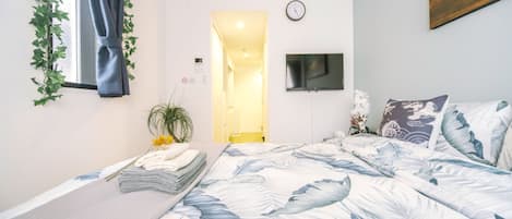 Iron/ironing board, free WiFi, bed sheets