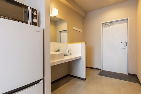 Standard Twin Room | Room amenity. Mr.KINJO in GRAND BLUE CHATAN
