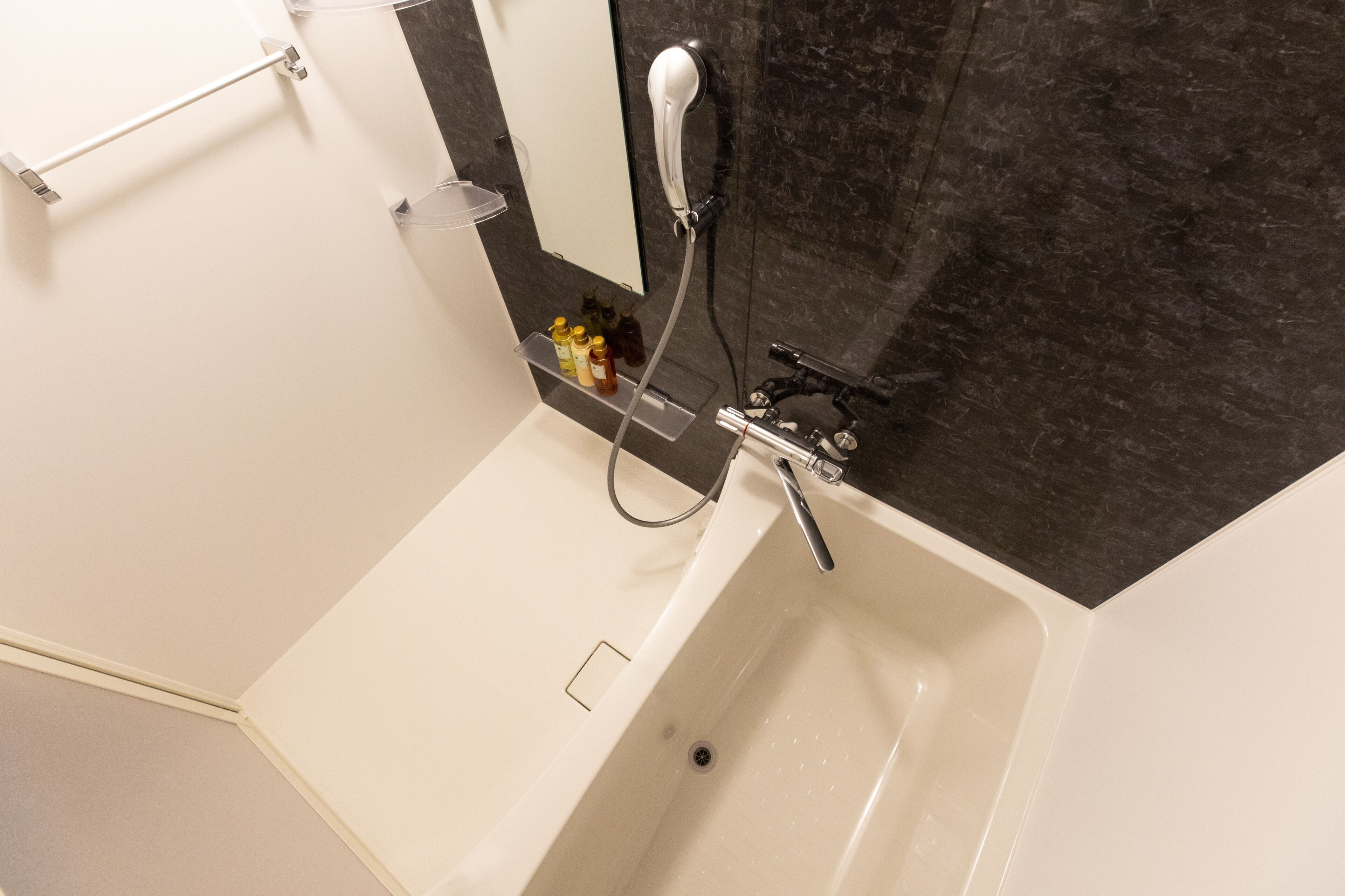 standard double room | bathroom | separate bathtub and shower, deep-soaking bathtub, free toiletries