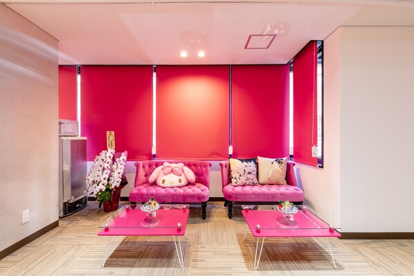 Lobby sitting area - Nikko Inn Minamisenba 403 (Osaka)