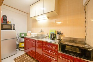 Rumah (Private Vacation) | Dapur kecil pribadi | Lemari es, microwave, ketel listrik, dan peralatan masak/sendok-piring