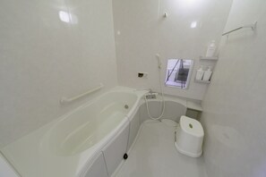 Appartement (Nestay Suite Tokyo Tabata 03) | Badkamer | Een aparte badkuip en douche, gratis toiletartikelen, een haardroger