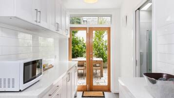 Cottage | Private kitchen | Fridge, microwave, oven, stovetop