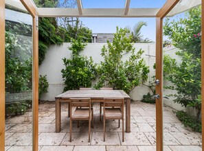 BBQ/picnic Area - Fawkners Nest (St Kilda)