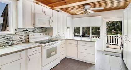 Direct Waterfront Private Beach Escape
