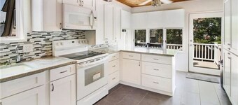 Direct Waterfront Private Beach Escape