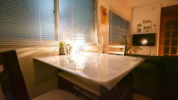 Nestle Apartment Tokyo Shinokubo | In-room dining