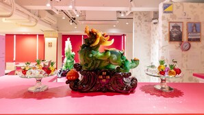 A room with a pink table, decorative glassware, and a green ceramic sculpture. - Nikko Inn Minamisenba 503 - Hostel (Osaka)