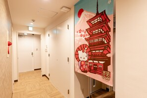 Hallway - Nikko Inn Minamisenba 601 - Hostel, Caters to Women (Osaka)