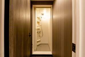 Bathroom shower - Nikko Inn Minamisenba 602 - Hostel, Caters to Women (Osaka)