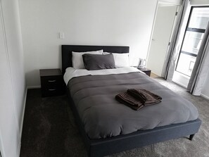 3 habitaciones, tabla de planchar con plancha, wifi y ropa de cama 