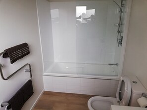 Combined shower/bathtub, hair dryer, towels, soap - Modern townhouse at Christchurch City (Christchurch Central City)