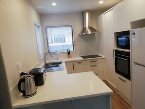 Fridge, microwave, oven, stovetop - Modern townhouse at Christchurch City (Christchurch Central City)