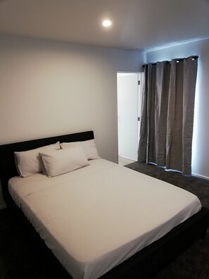3 bedrooms, iron/ironing board, WiFi, bed sheets - Modern townhouse at Christchurch City (Christchurch Central City)