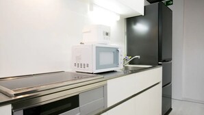 Private Vacation Home | Private kitchenette | Fridge, microwave, electric kettle, cookware/dishes/utensils - Akoya Pearl (Kyoto)