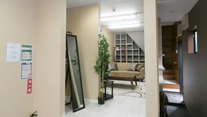 Interior entrance - Akoya Pearl (Kyoto)