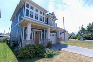Exterior - *5 Star Crystal Beach Lake Erie, Niagara Region, 3BR 10 min walk to beach, shops (Crystal Beach)