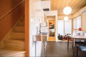 Private Vacation Home | In-room dining - Oborotsuki (Kyoto)