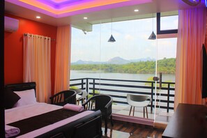 In-room safe, free WiFi, bed sheets - Casa Lake View Resort (Vythiri)
