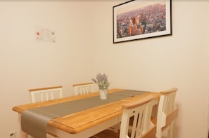 Private Vacation Home | In-room dining
