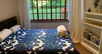 Retreat on 5th - the quiet side of Melville