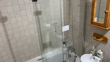 Ensemble douche/baignoire, sĂšche-cheveux, serviettes fournies, savon