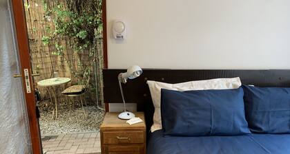 Retreat on 5th - the quiet side of Melville