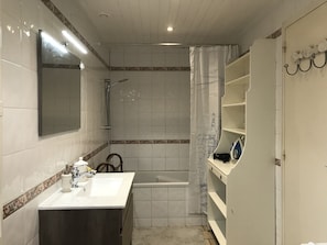 Badekar, hårtørrer, Toiletpapir