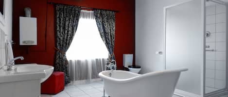 Cottage, 2 Bedrooms | Bathroom | Shower, rainfall showerhead, towels, soap