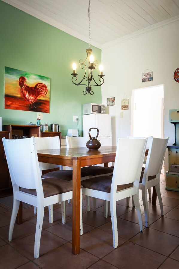 Cottage, 2 chambres | Restauration dans la chambre