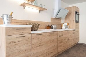 Fridge, microwave, oven, stovetop - Le Jardin de La Tour Pinte (Carcassonne)