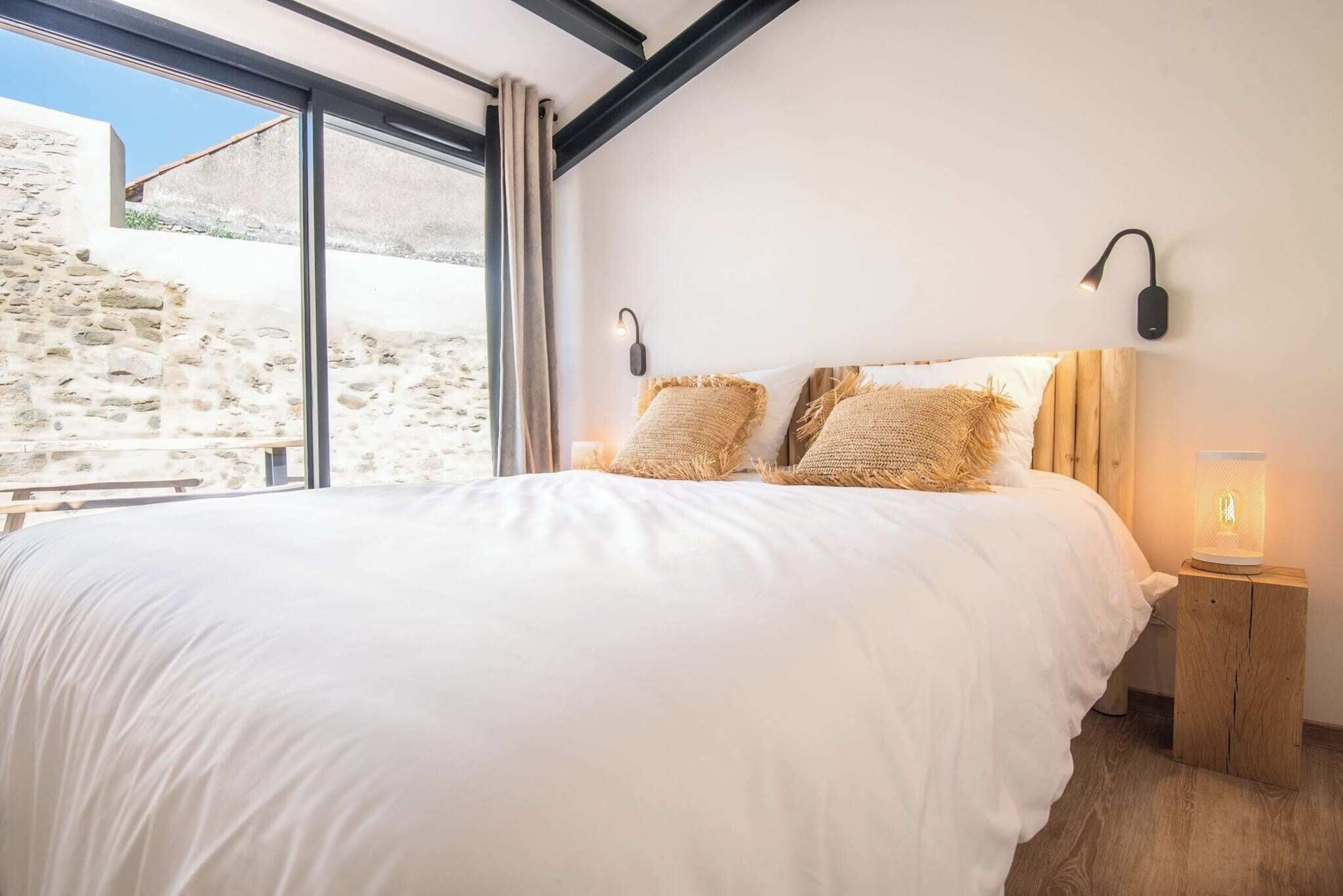 3 bedrooms, soundproofing, WiFi, bed sheets