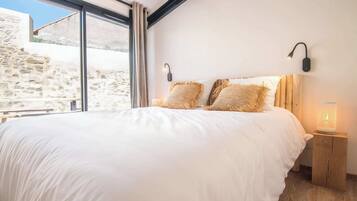 3 bedrooms, soundproofing, WiFi, bed sheets