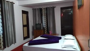 Habitación cuádruple económica | Sistema de insonorización, tabla de planchar con plancha, wifi gratis