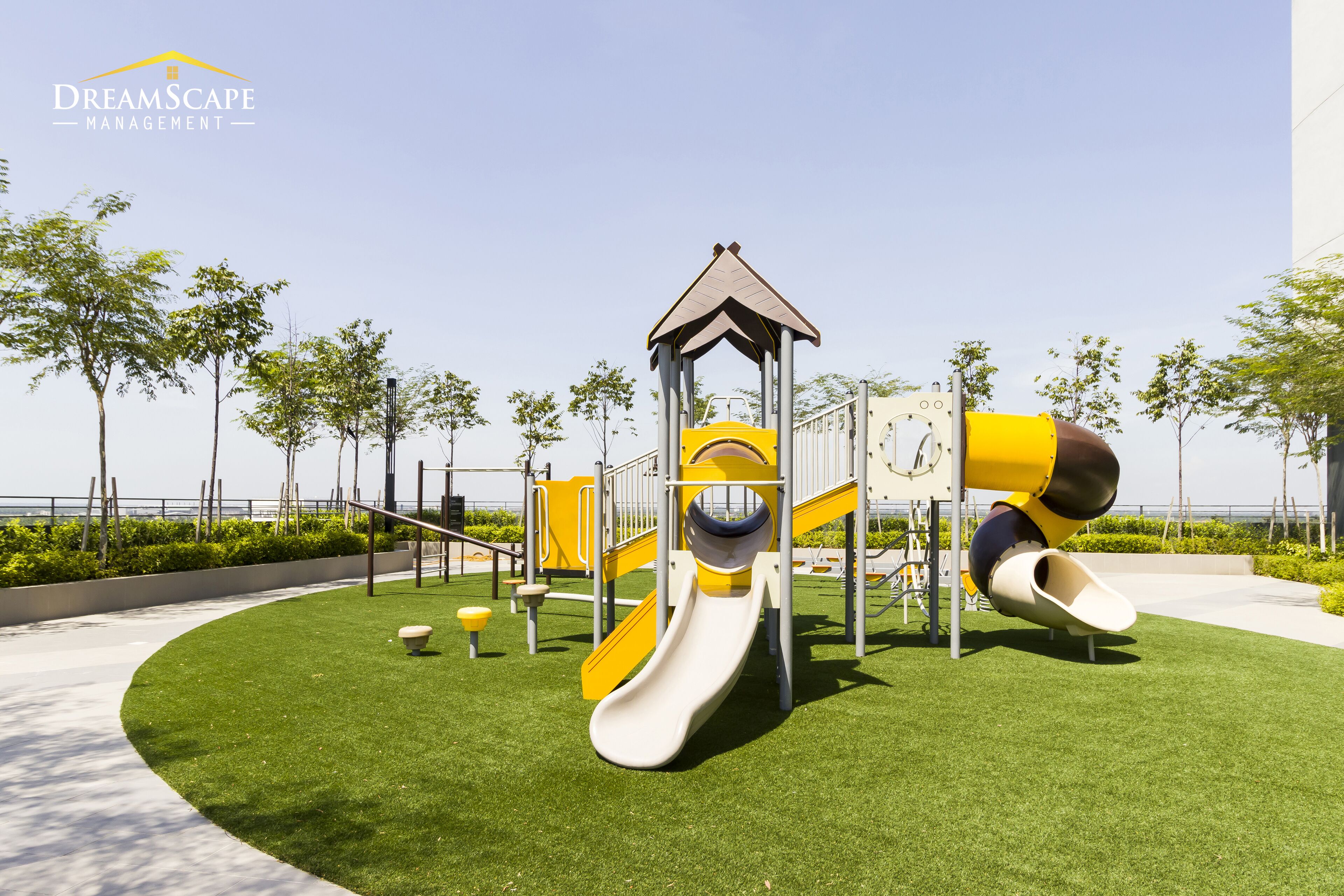 Un parque infantil con un tobogán, estructuras para escalar y un pequeño refugio.