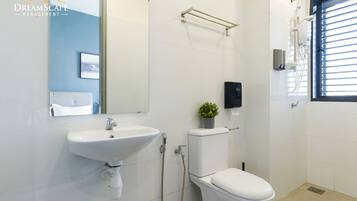 Estudio (Deluxe) | Baño | Ducha, secador de pelo, bidé y toallas