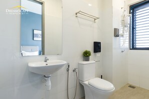 Deluxe Studio | Bathroom | Shower, hair dryer, bidet, towels