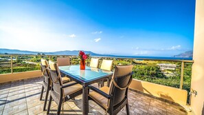 Outdoor dining - Villa Pounentes, a few meters from Nopigia Beach ! (Chania)