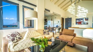 Smart TV, chimenea, reproductor de DVD y libros 