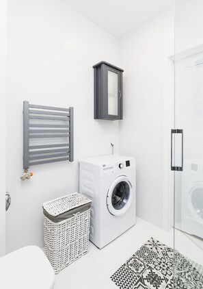 Apartment (19/16) | Badezimmer | Dusche, kostenlose Toilettenartikel, Haartrockner, Handtücher